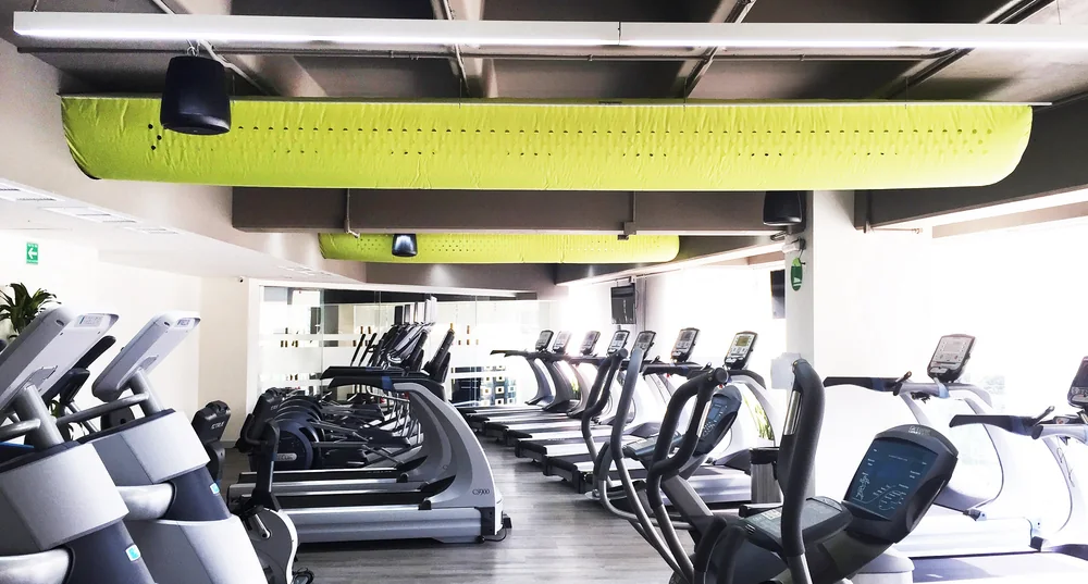 Academia com duto têxtil verde instalado