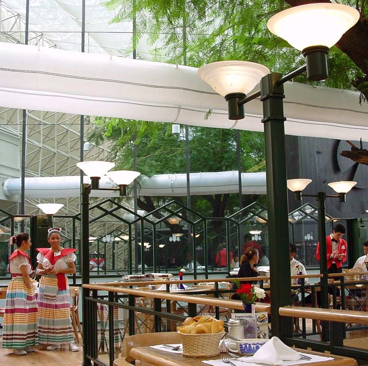 Cafeteria com sistema de dutos têxteis