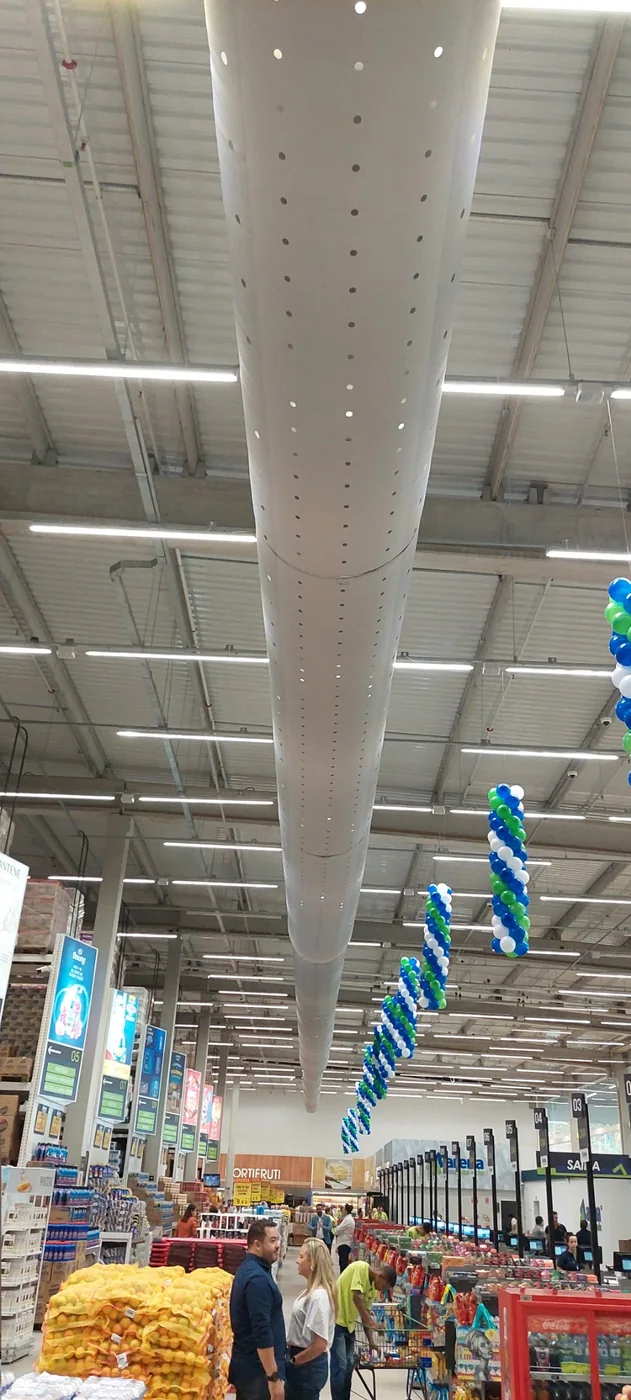 Supermercado com dutos têxteis