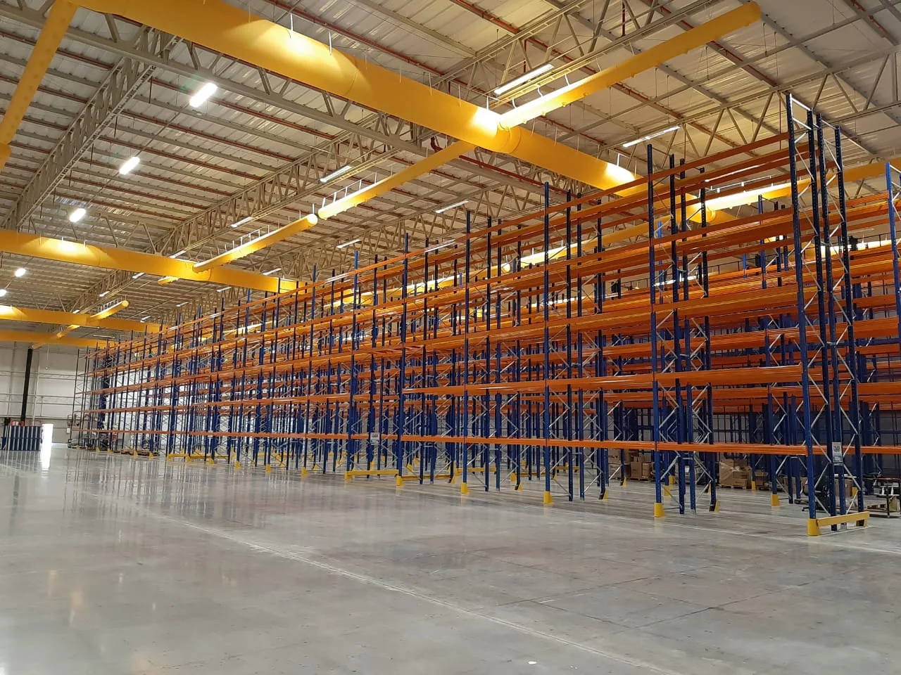Depósito farmacêutico climatizado com dutos têxteis