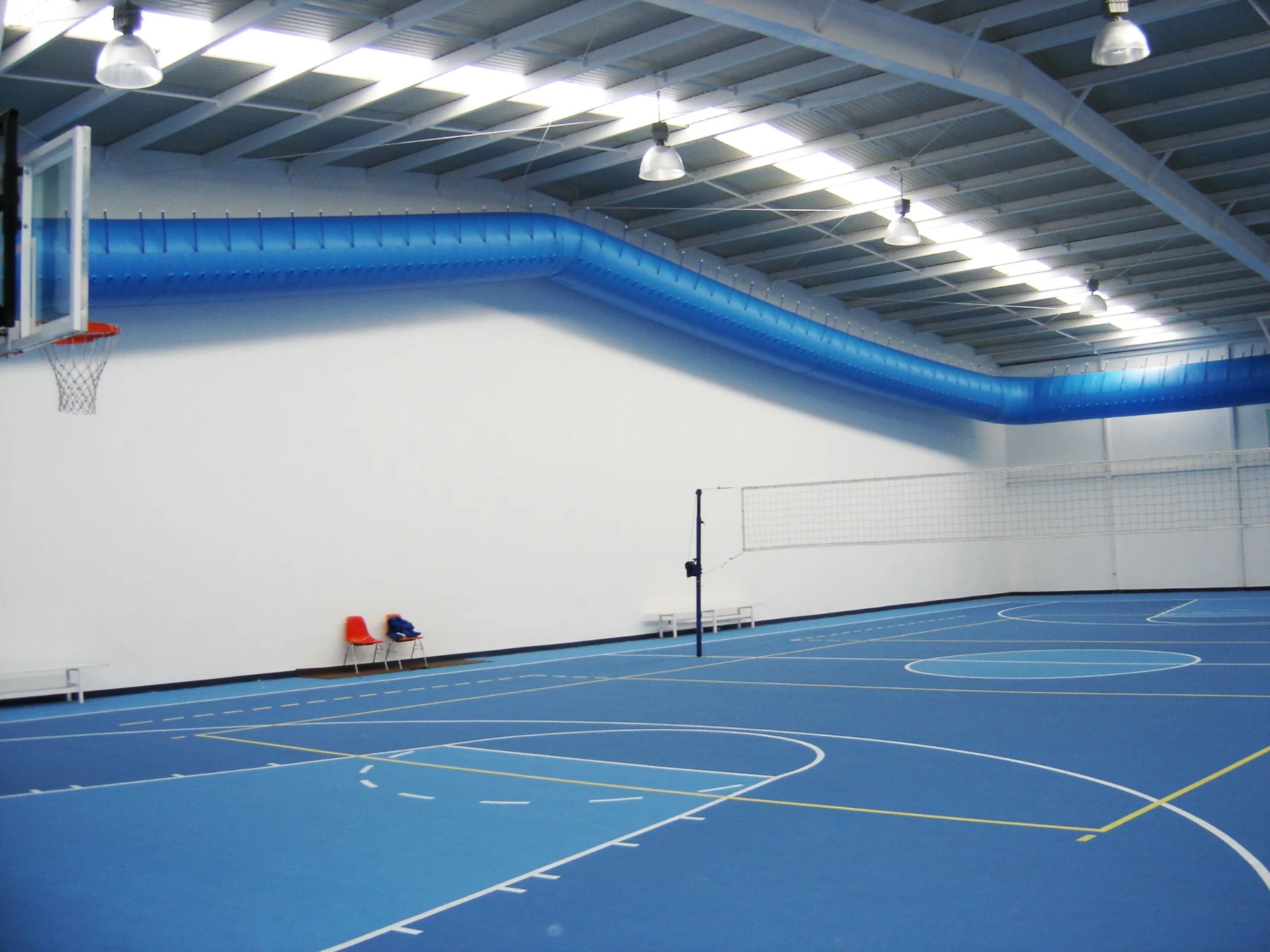 Quadra esportiva com dutos têxteis