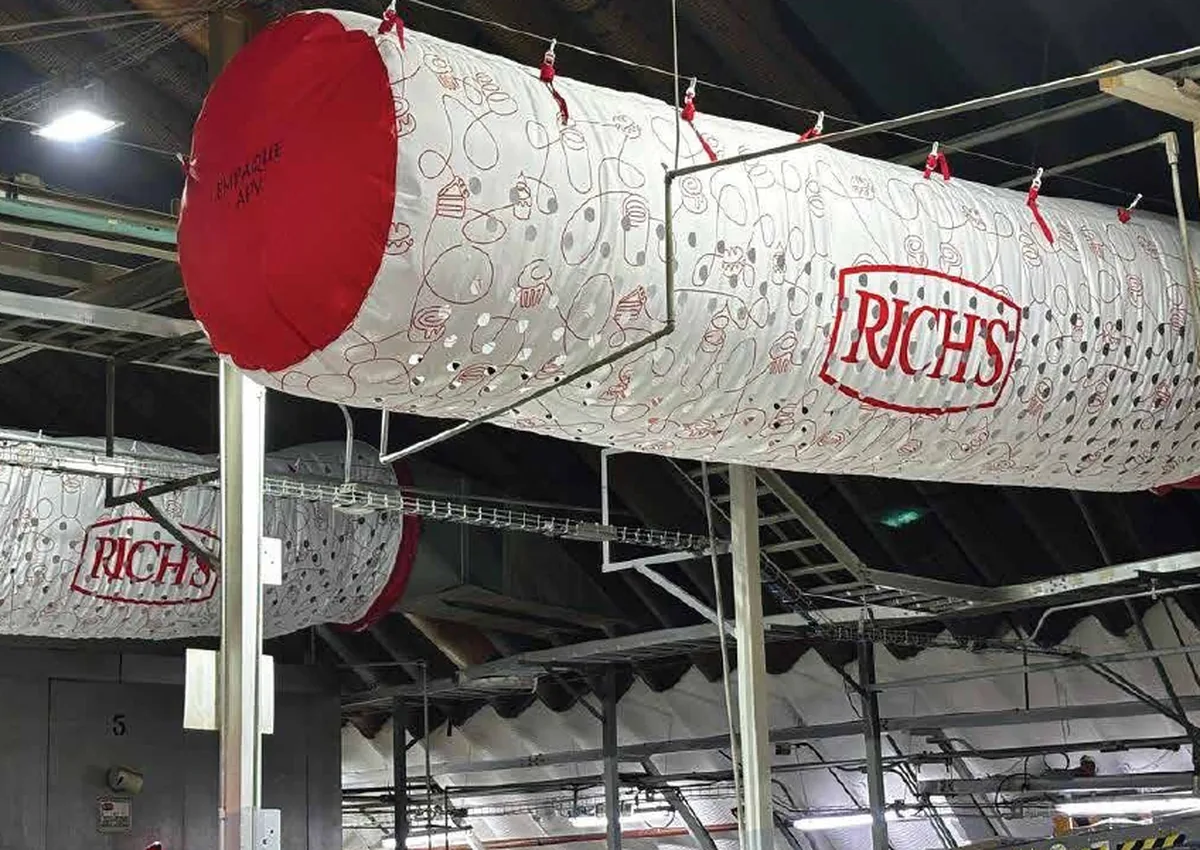 Duto têxtil personalizado com identidade visual em ambiente industrial